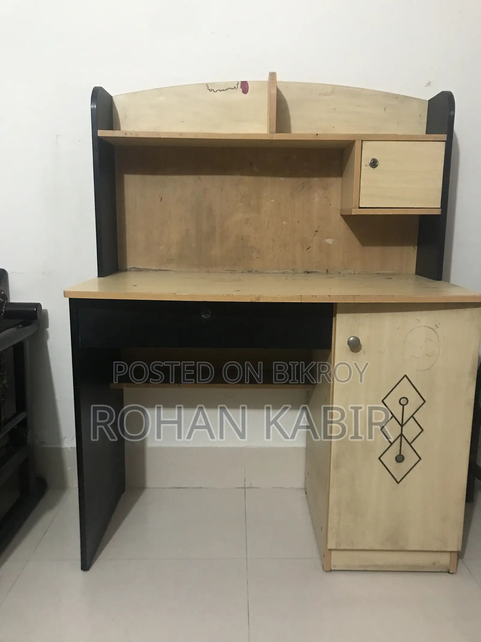 পড়ার টেবিল