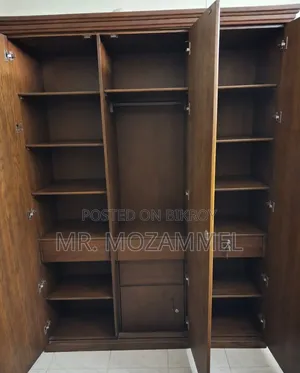 Premium Quality Oak Wood 03 Door Almirah for Sale–Excellent Condition