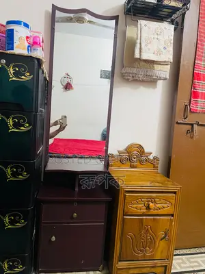 ড্রেসিং টেবিল এবং রিডিং টেবিল