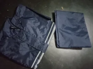 রেইনকোট একেবারে নতুনের মত হাসে কোন ব্যবহার করা হয়নি কিনে রাখা হয়েছে।