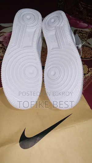 এয়ার ফোর্স ১ (নাইকি) ট্রিপল হোয়াইট।
