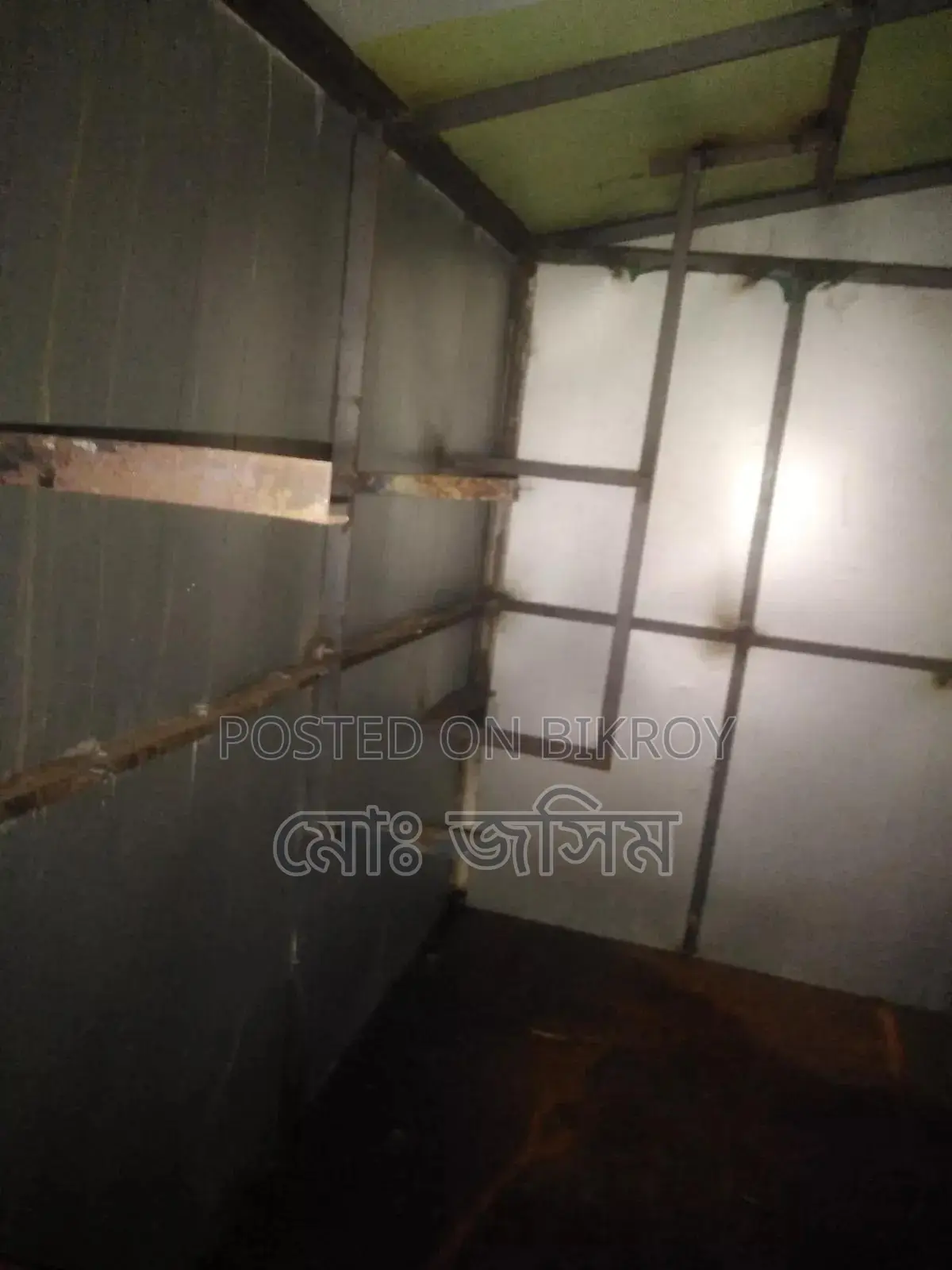 একটি তিন চাকার ভ্যান গাড়ি দোকান বিক্রি করবো