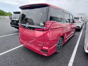 টয়োটা নোয়া ২০২২ লাল