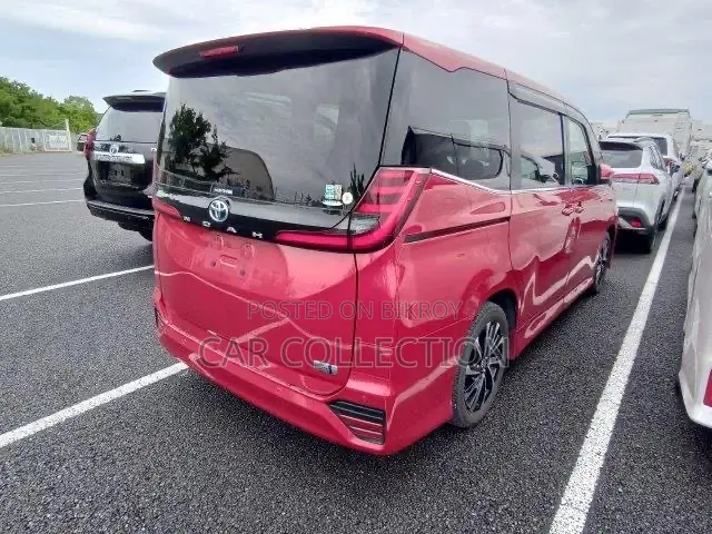 টয়োটা নোয়া ২০২২ লাল