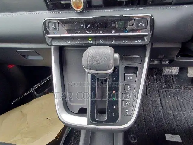টয়োটা নোয়া ২০২২ লাল