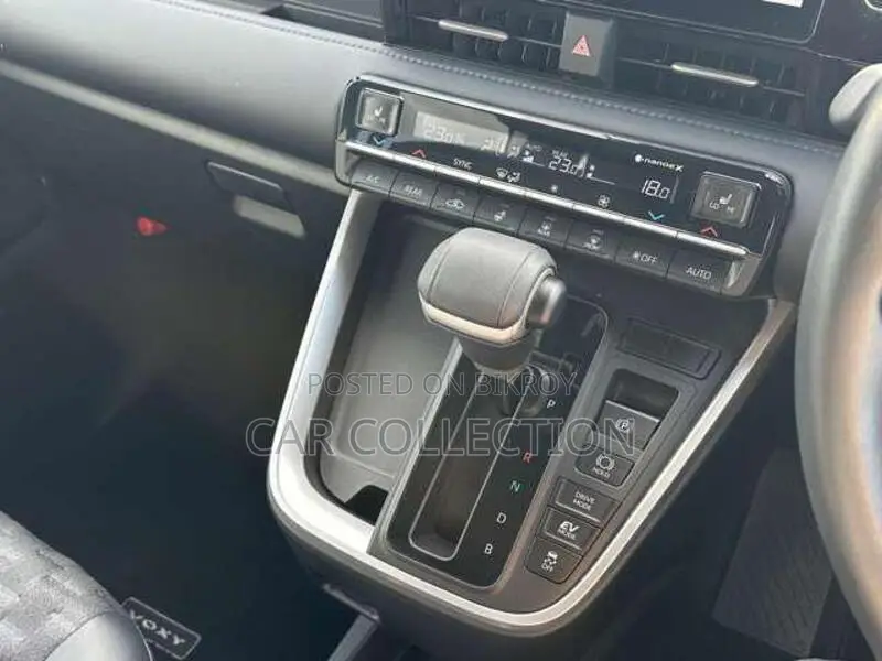 Toyota Voxy Hybrid S-Z E-Four 7-Seater 2022 Pearl