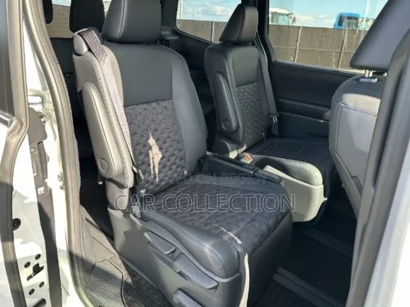 Toyota Voxy Hybrid S-Z E-Four 7-Seater 2022 Pearl