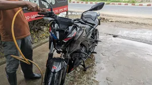 নতুন বাজাজ পালসার এন১৬০ ২০২৩ কালো
