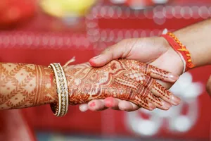 পাত্র আবশ্যক