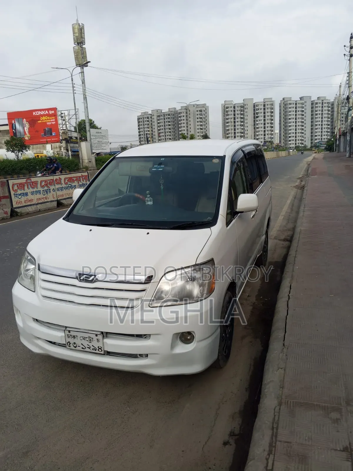 Toyota Noah 2004 White