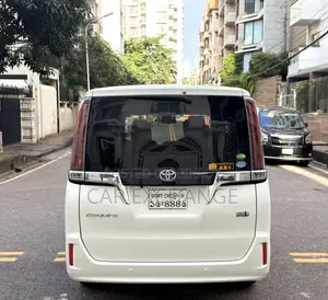 Toyota Esquire 1.8 FWD Hybrid (7 seater) 2019 Pearl