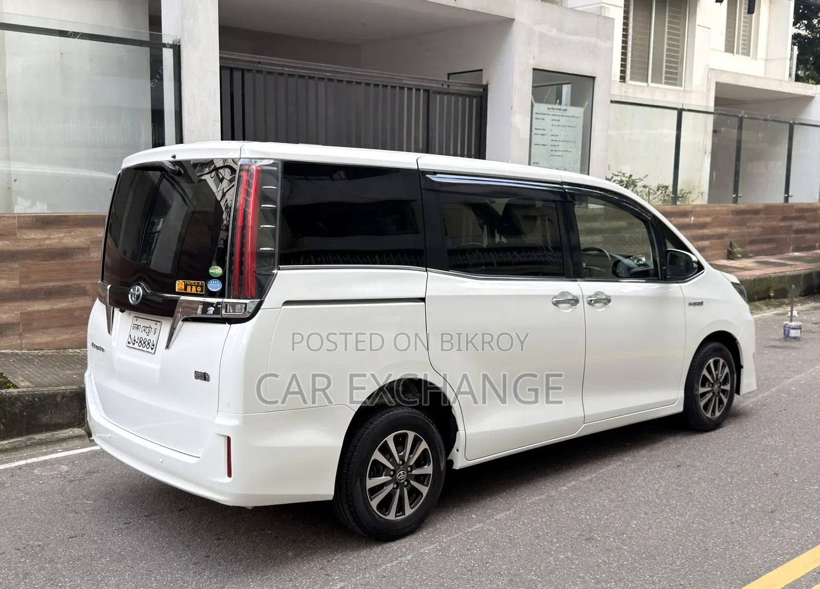 Toyota Esquire 1.8 FWD Hybrid (7 seater) 2019 Pearl