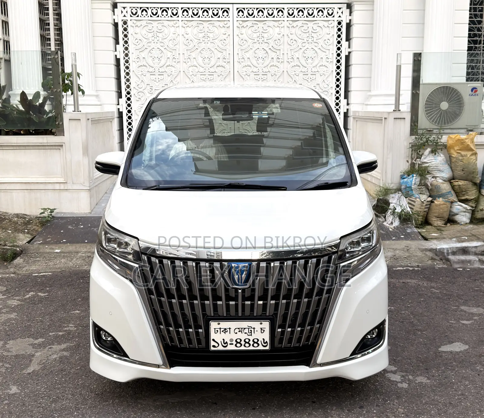 Toyota Esquire 1.8 FWD Hybrid (7 seater) 2019 Pearl