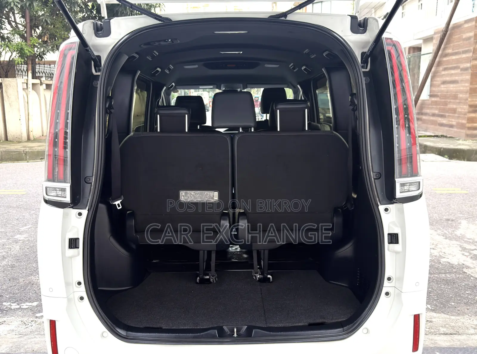 Toyota Esquire 1.8 FWD Hybrid (7 seater) 2019 Pearl