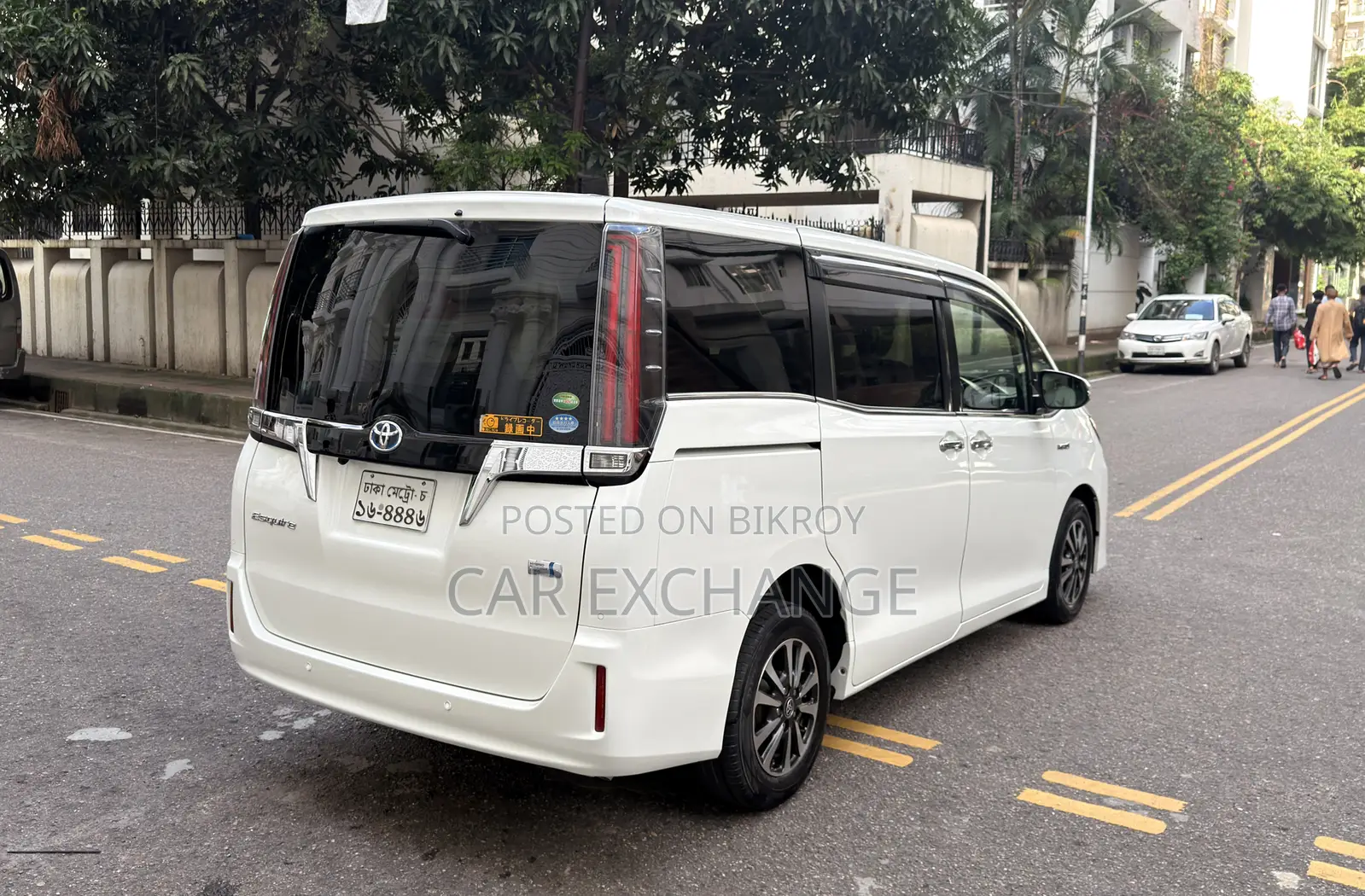 Toyota Esquire 1.8 FWD Hybrid (7 seater) 2019 Pearl