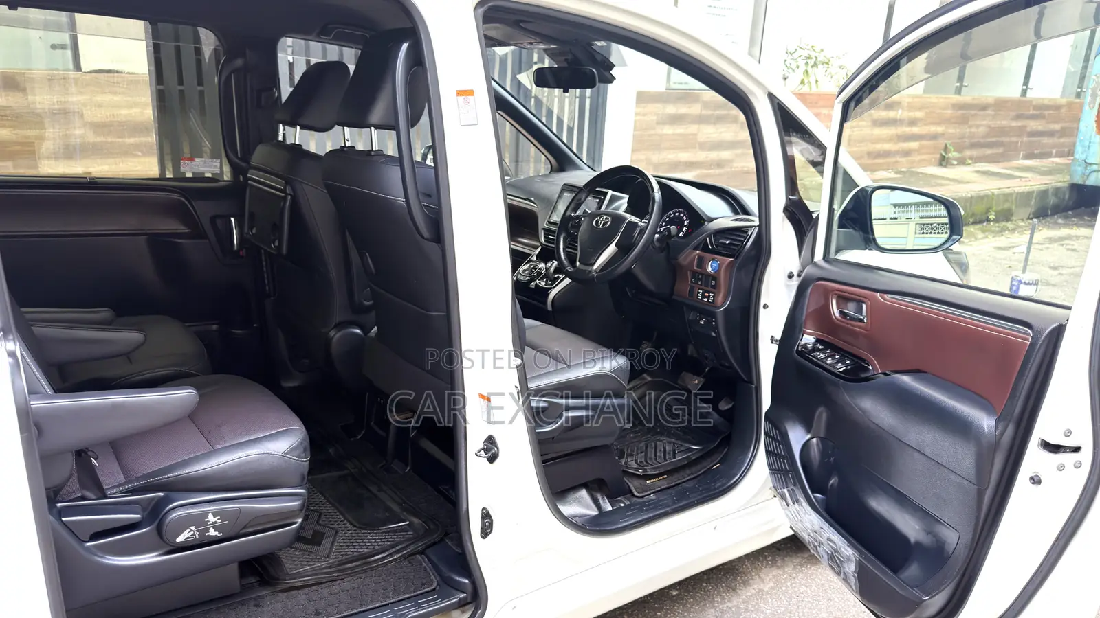 Toyota Esquire 1.8 FWD Hybrid (7 seater) 2019 Pearl