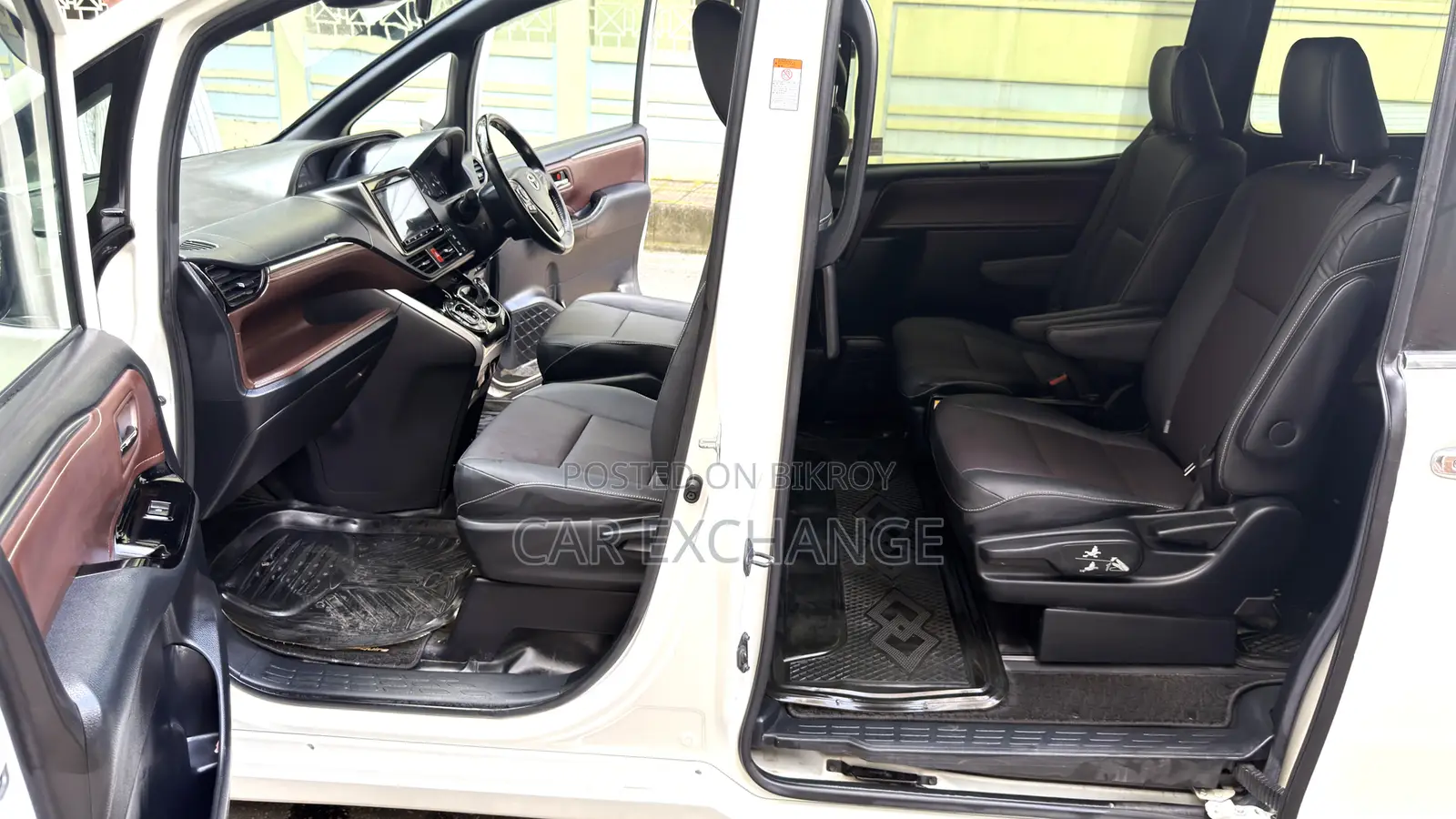 Toyota Esquire 1.8 FWD Hybrid (7 seater) 2019 Pearl