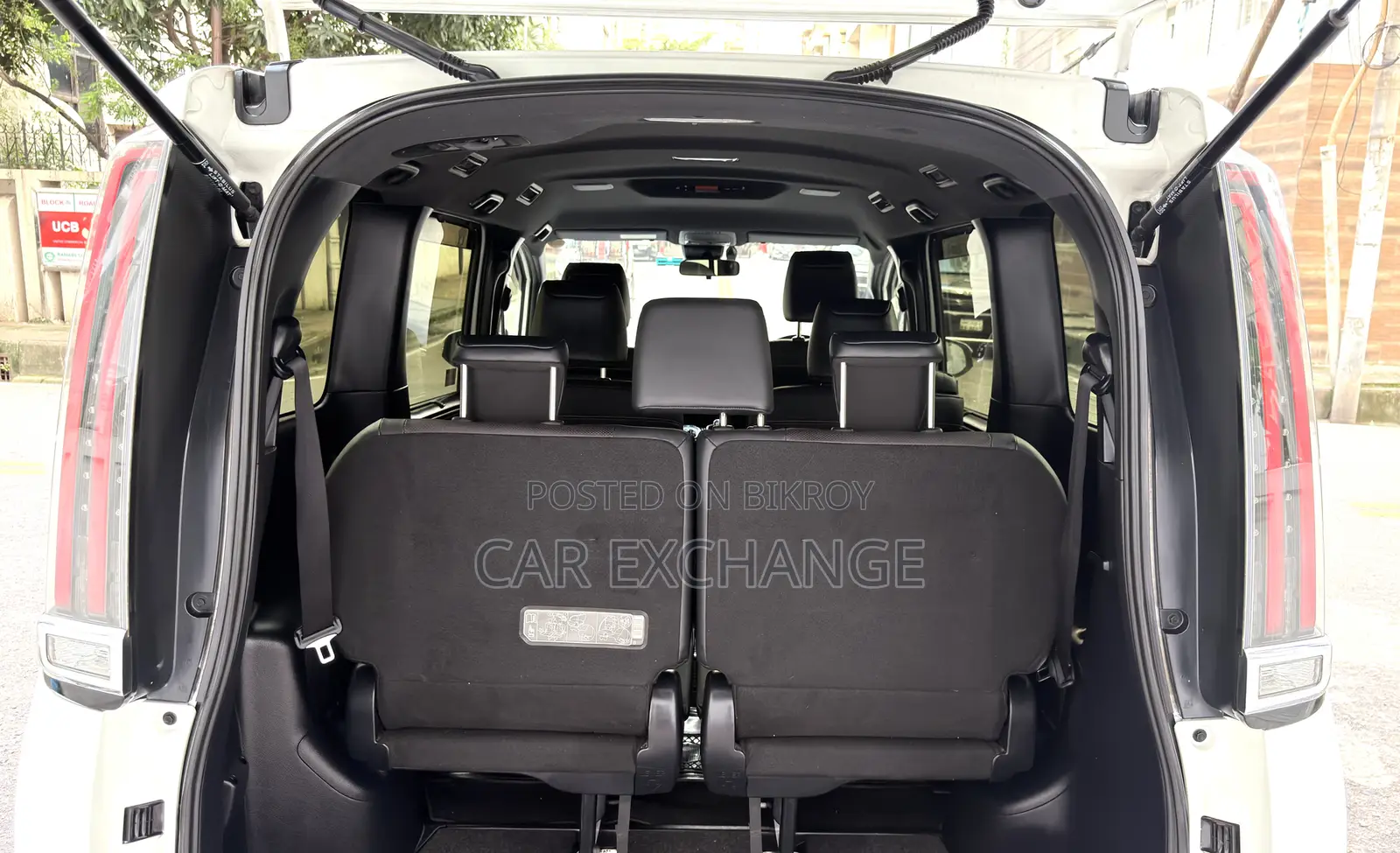 Toyota Esquire 1.8 FWD Hybrid (7 seater) 2019 Pearl
