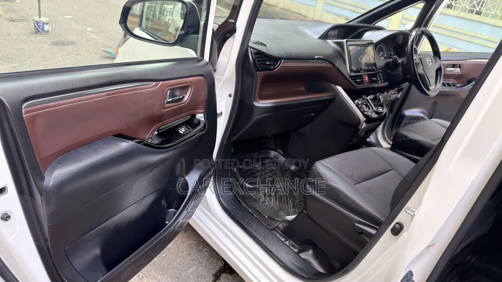Toyota Esquire 1.8 FWD Hybrid (7 seater) 2019 Pearl