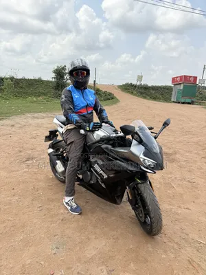 সিএফমোটো ৩০০এসআর ২০২৫ কালো