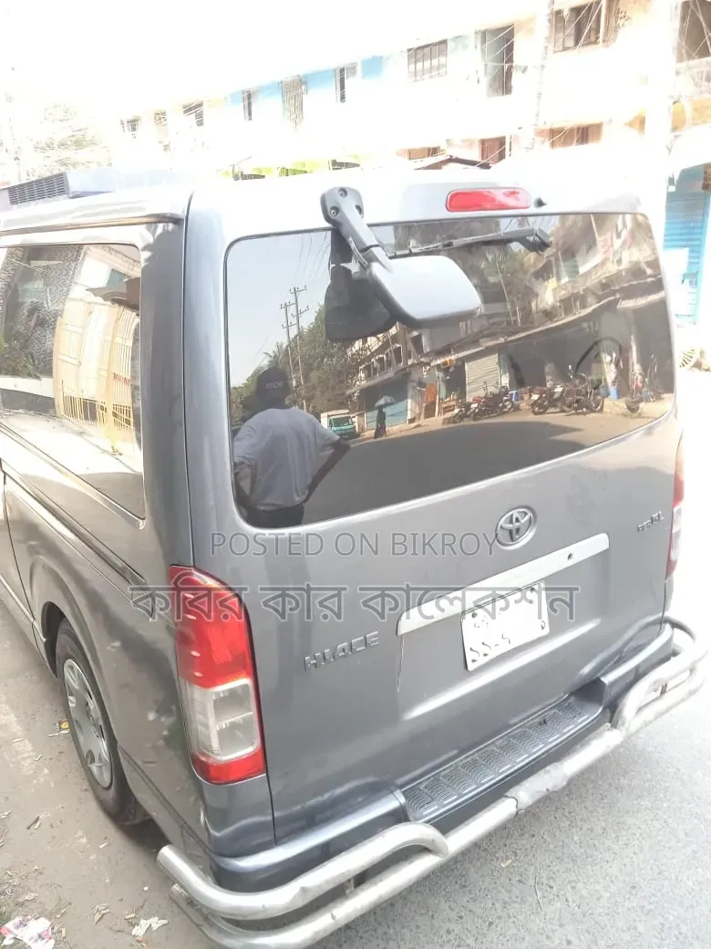 Toyota HiAce 2010 Black