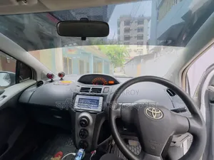 টয়োটা ভিটজ ২০০৮ সাদা
