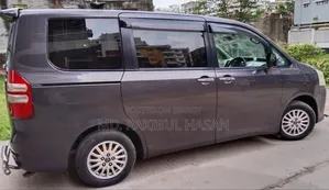 Toyota Noah ২০১২ গ্রে