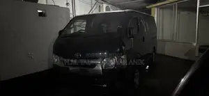 টয়োটা গ্র্যান্ড হাইএস অ্যারো স্টর্ম এডিশন ৩.০ ডিজেল টার্বো ফোর-হুইল ড্রাইভ ৮-সিটার