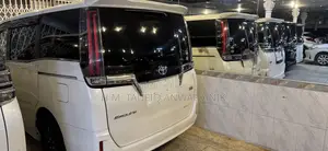 টয়োটা এসকুইর ২০১৮ পার্ল