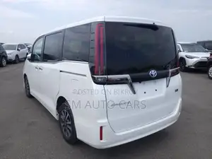 Toyota Esquire 1.8 FWD Hybrid (৭ সিটার) ২০২১ পার্ল