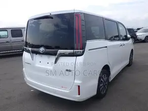 Toyota Esquire 1.8 FWD Hybrid (৭ সিটার) ২০২১ পার্ল