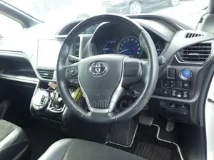 Toyota Esquire 1.8 FWD Hybrid (৭ সিটার) ২০২১ পার্ল