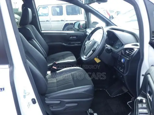 Toyota Esquire 1.8 FWD Hybrid (৭ সিটার) ২০২১ পার্ল