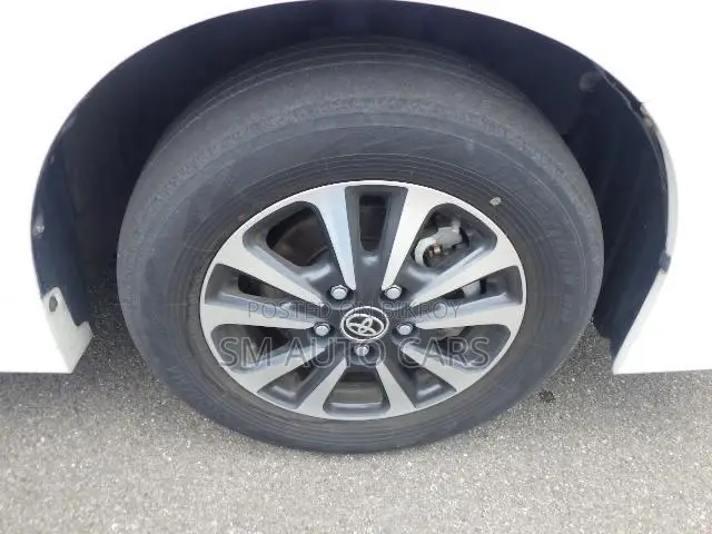 Toyota Esquire 1.8 FWD Hybrid (৭ সিটার) ২০২১ পার্ল