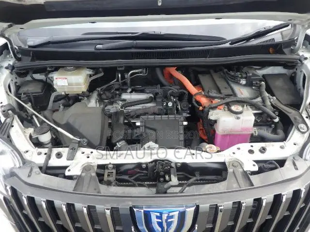 Toyota Esquire 1.8 FWD Hybrid (৭ সিটার) ২০২১ পার্ল