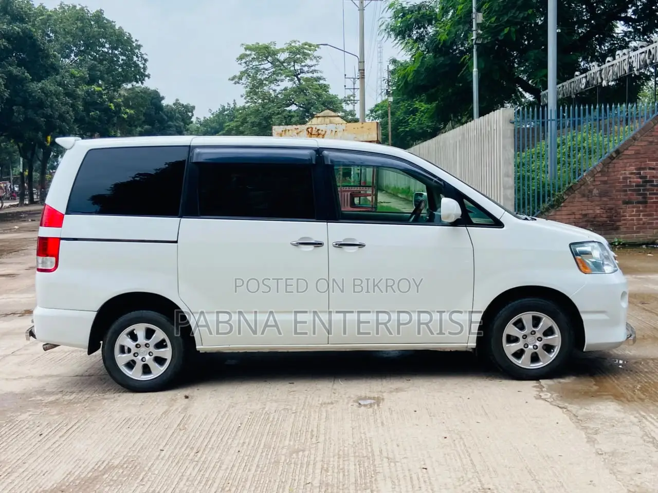 Toyota Noah 2006 Pearl