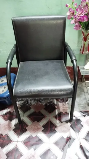 তিনটা চেয়ার বিক্রি হবে ফ্রেমের।। দুই বছর ইউজ করা হয়েছে