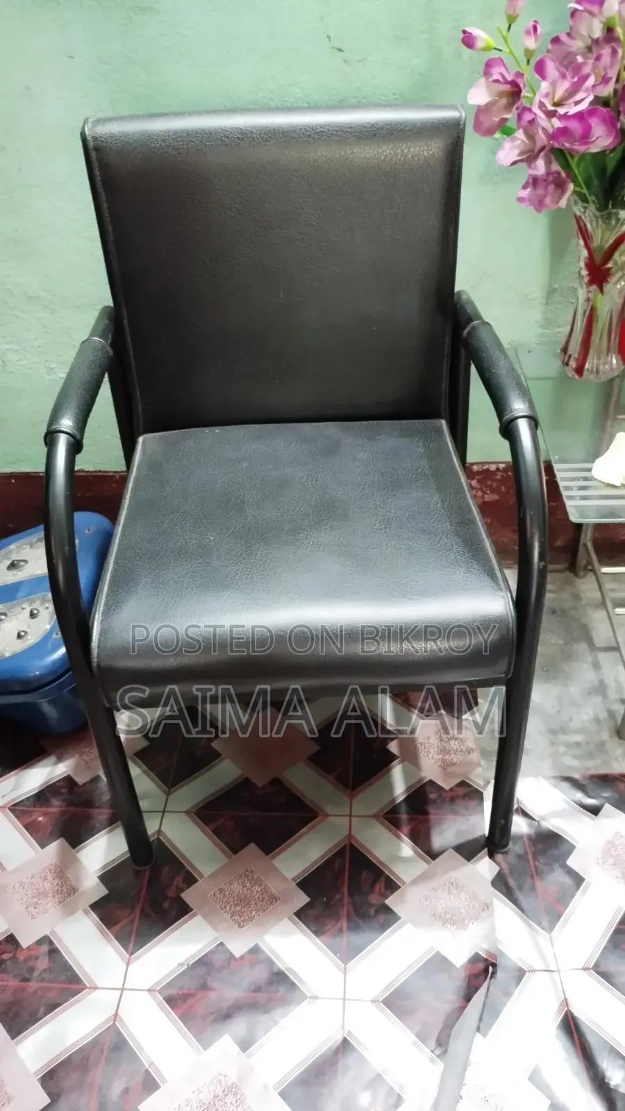 তিনটা চেয়ার বিক্রি হবে ফ্রেমের।। দুই বছর ইউজ করা হয়েছে