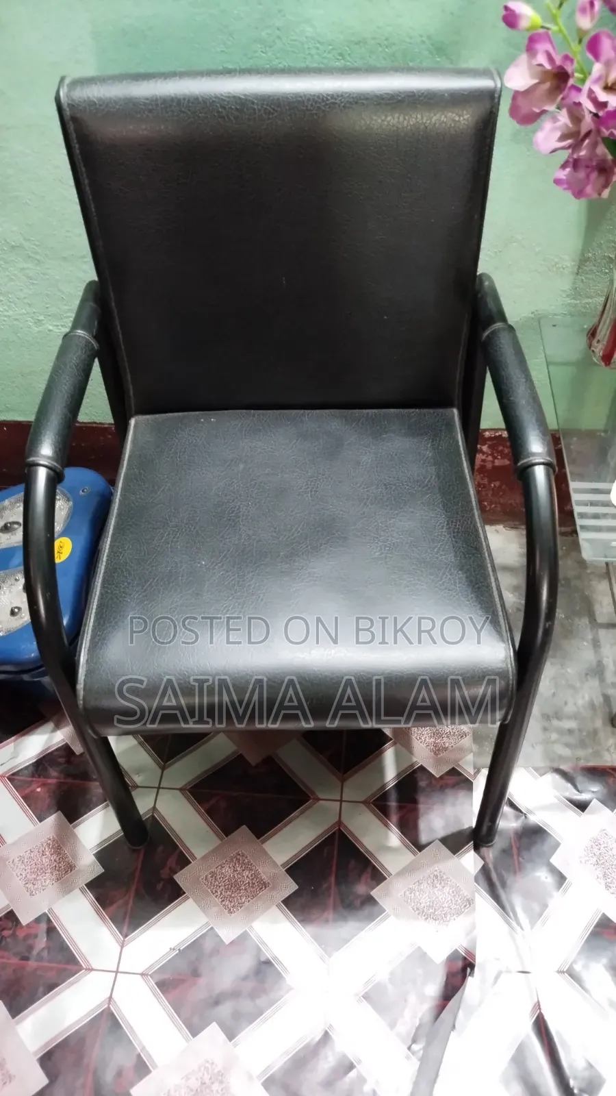 তিনটা চেয়ার বিক্রি হবে ফ্রেমের।। দুই বছর ইউজ করা হয়েছে