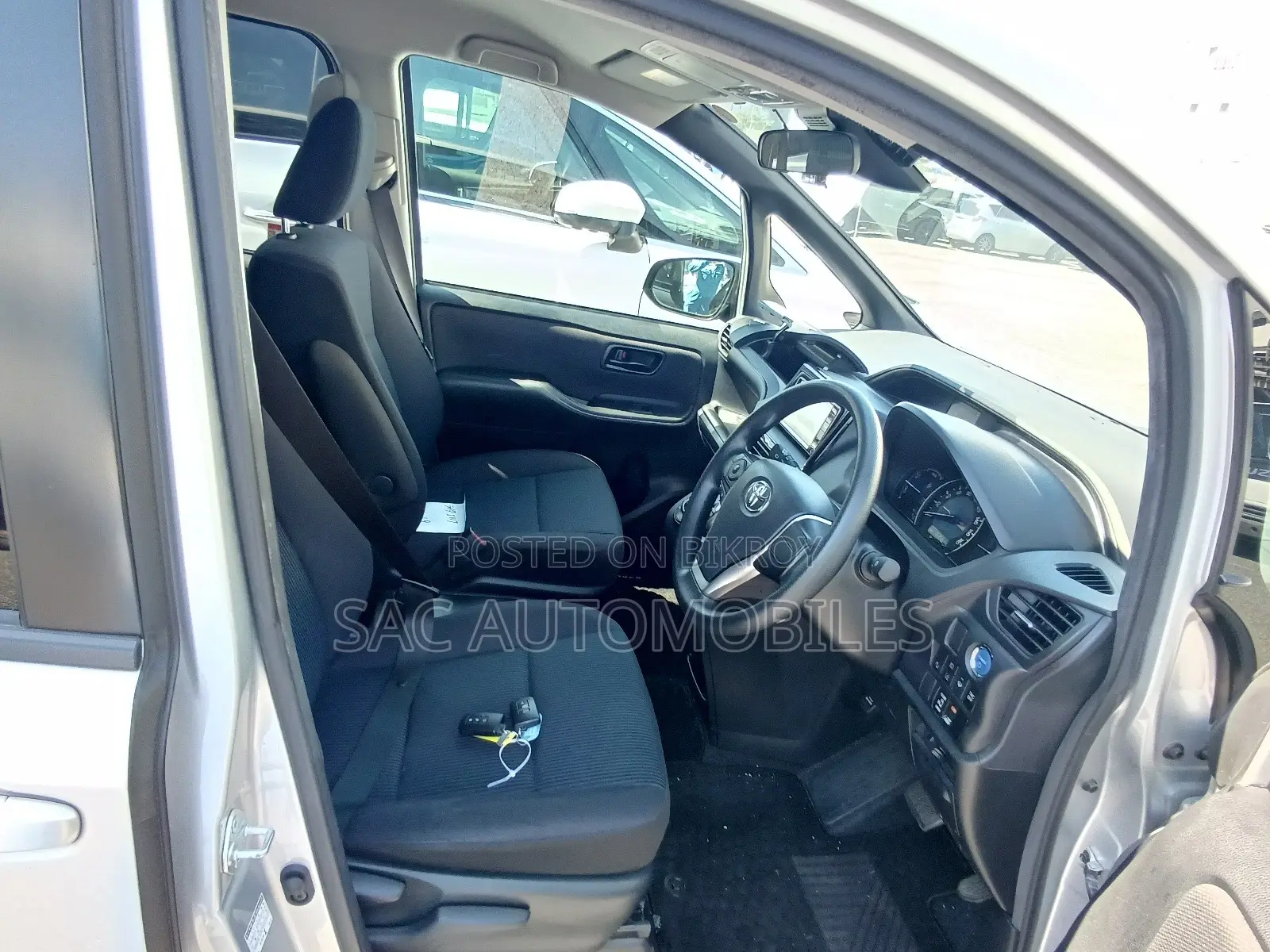 Toyota Noah 1.8 Front-Wheel Drive Hybrid (7-seater) 2021 Silver