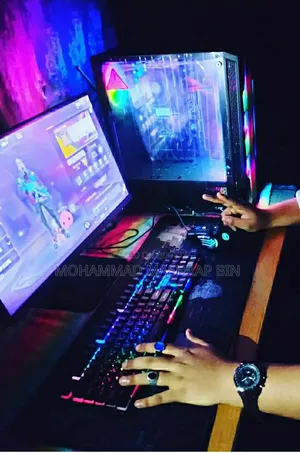 Desktop Computer Microsoft 8GB AMD Ryzen 5 SSHD+SSD 640GB