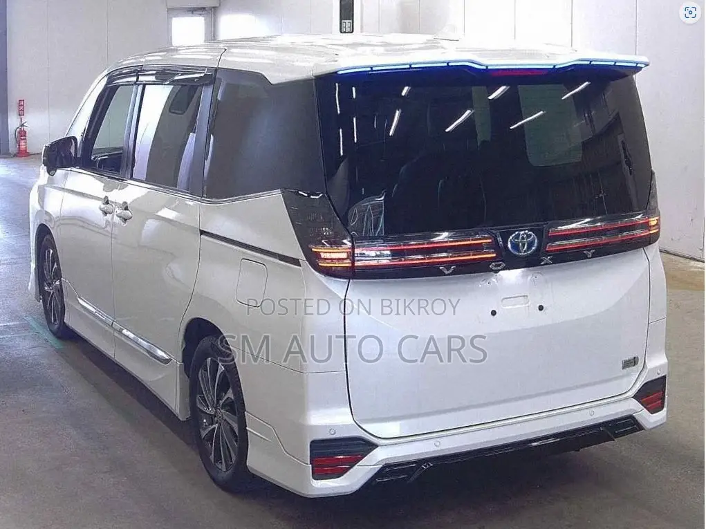 Toyota Voxy 2022 Pearl