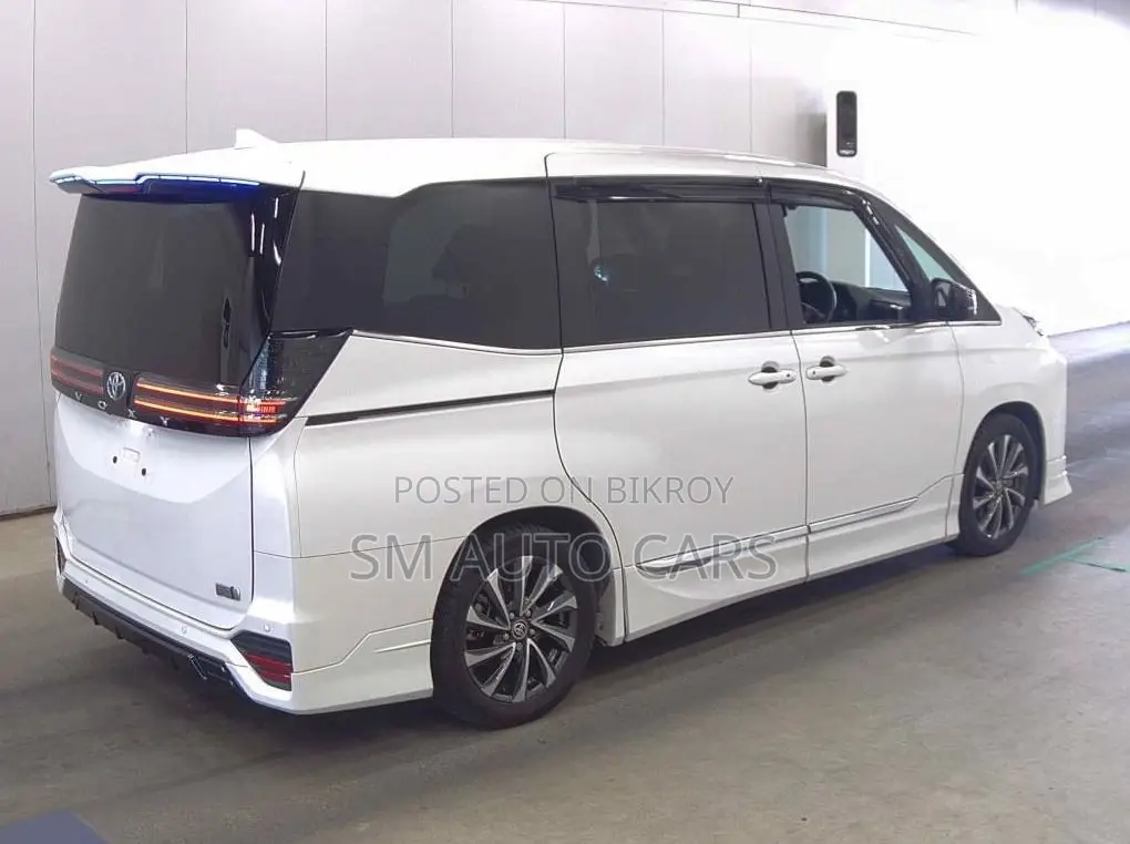 Toyota Voxy 2022 Pearl