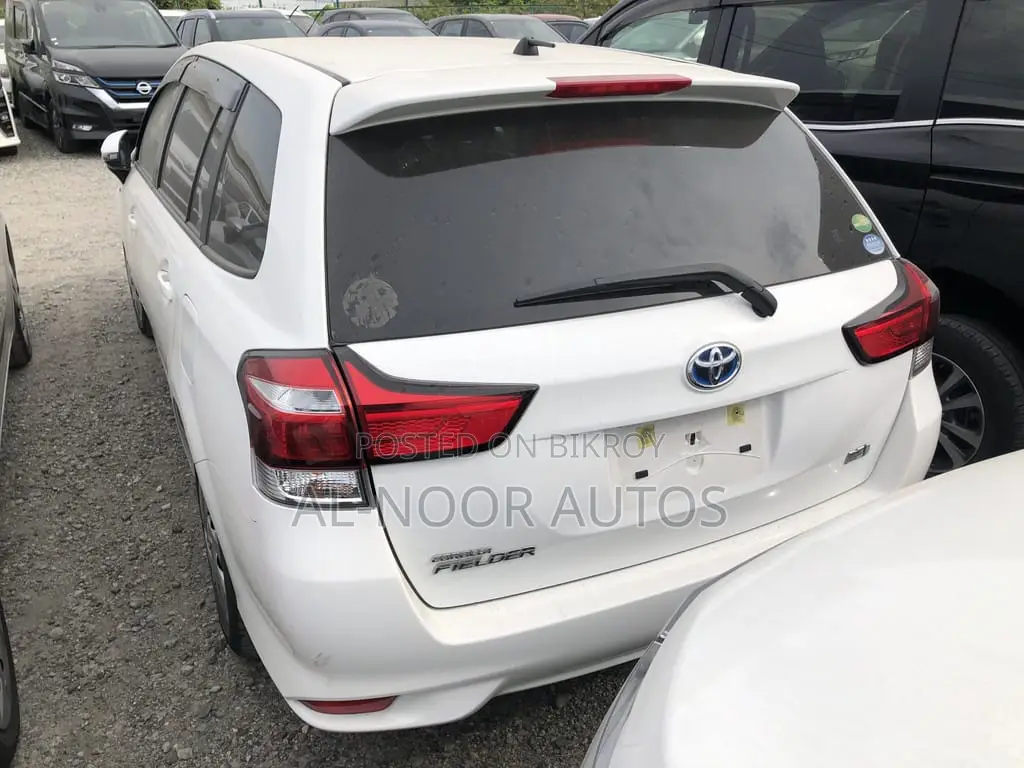 Toyota Corolla Fielder 1.5 Hybrid Front-Wheel Drive 2021 White