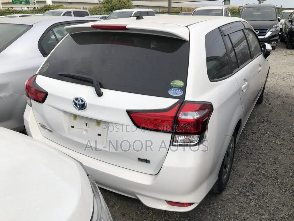 Toyota Corolla Fielder 1.5 Hybrid Front-Wheel Drive 2021 White