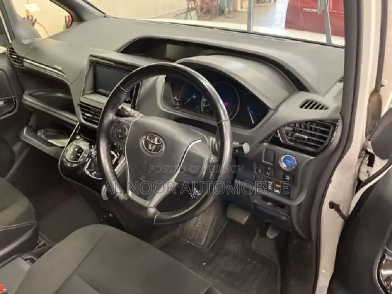 Toyota Esquire 2021 Pearl