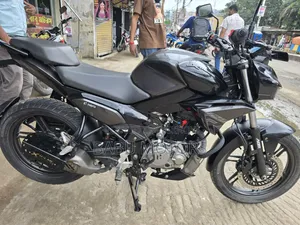 হিরো এক্সট্রিম ১২৫আর ২০২৫ কালো