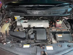 Toyota Prius 4 Door Hatchback (1.8L 4 Cylinder Gas/Electric Hybrid CVT) 2016