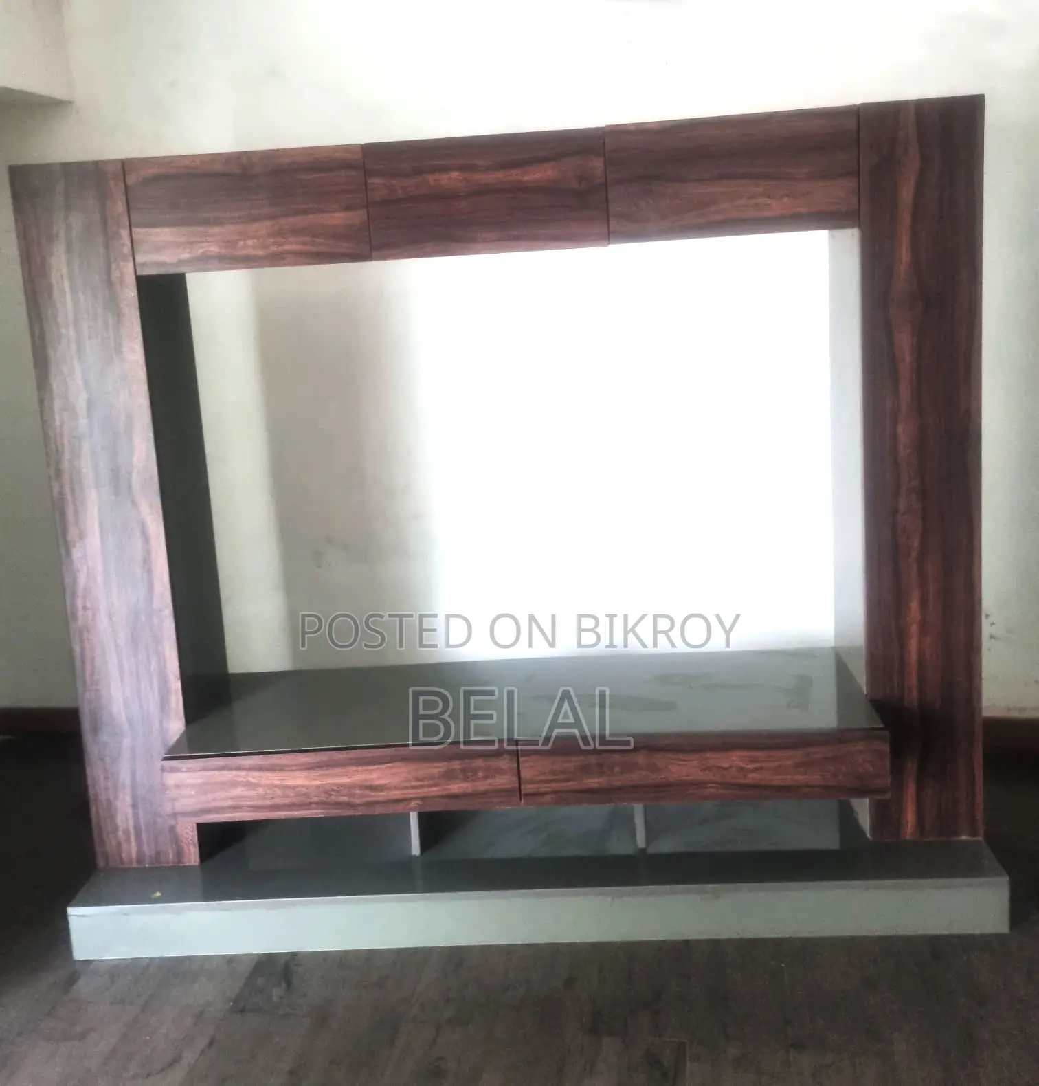 টিভি স্ট্যান্ড : সম্পূর্ণ বিদেশী কাঠের তৈরি। অল্প দিনের ব্যবহার।