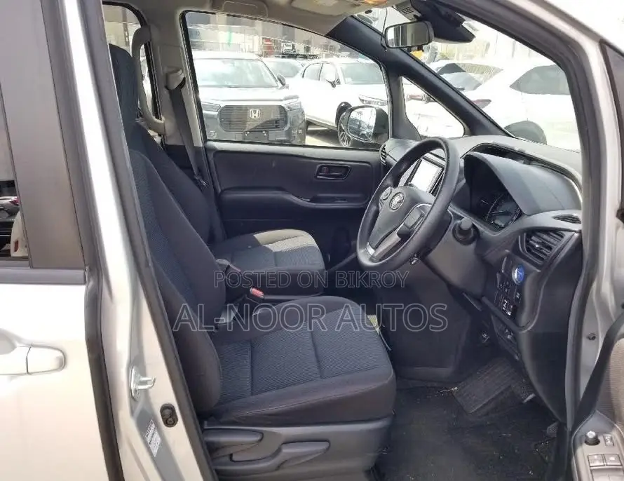 Toyota Noah 1.8 FWD Hybrid (7 seater) 2021 Silver